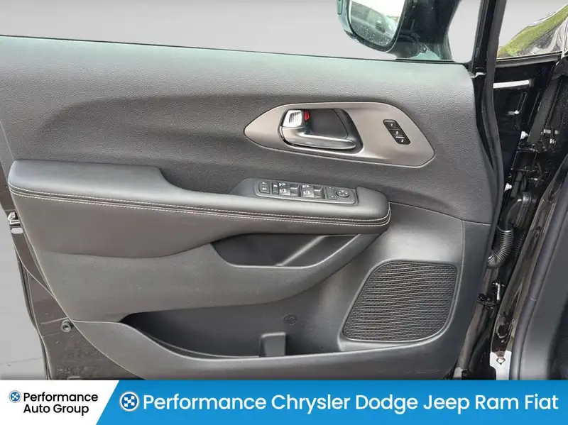 2027 Chrysler Pacifica Select, černá, dovoz Kanada — foto 10 z 12