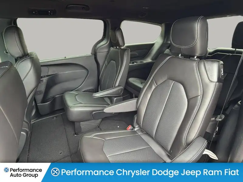 2027 Chrysler Pacifica Select, černá, dovoz Kanada — foto 12 z 12