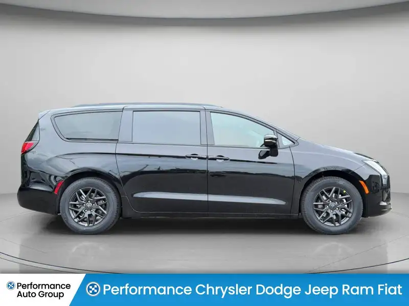 2027 Chrysler Pacifica Select, černá, dovoz Kanada — foto 4 z 12