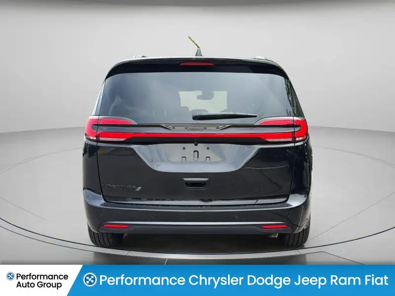 2027 Chrysler Pacifica Select, černá, dovoz Kanada — foto 6 z 12