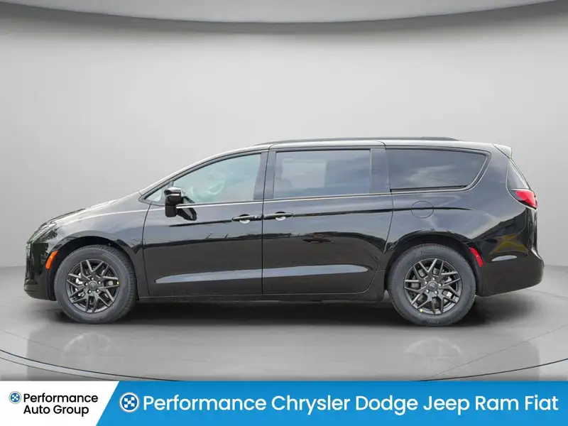 2027 Chrysler Pacifica Select, černá, dovoz Kanada — foto 8 z 12