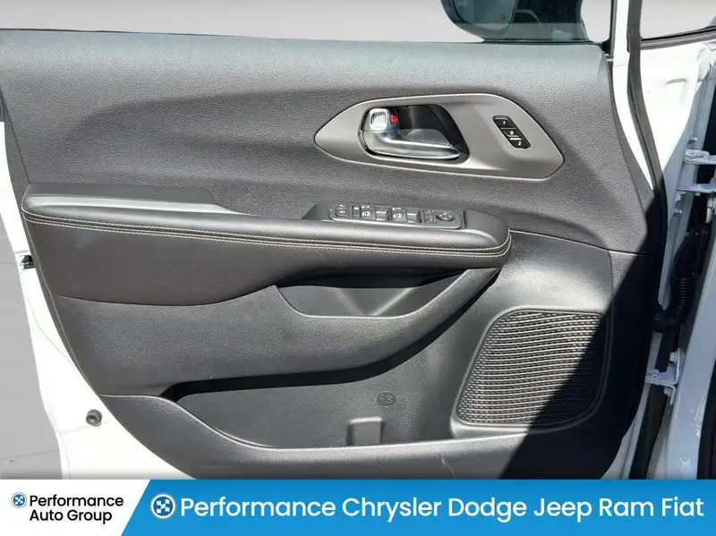 2027 Chrysler Pacifica Select, bílá, dovoz Kanada — foto 10 z 12