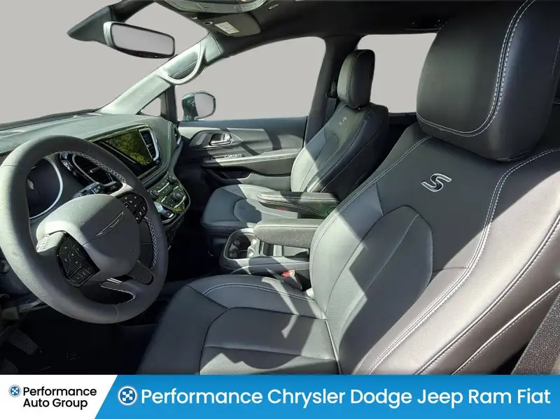 2027 Chrysler Pacifica Select, bílá, dovoz Kanada — foto 11 z 12