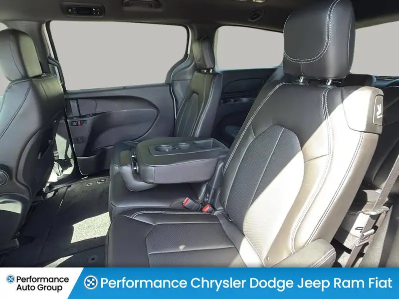 2027 Chrysler Pacifica Select, bílá, dovoz Kanada — foto 12 z 12