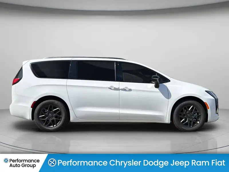 2027 Chrysler Pacifica Select, bílá, dovoz Kanada — foto 4 z 12