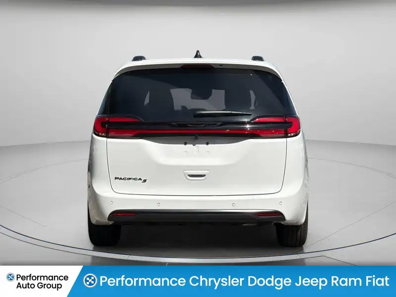 2027 Chrysler Pacifica Select, bílá, dovoz Kanada — foto 6 z 12