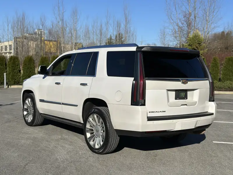 2016 Cadillac Escalade Platinum Automatic, bílá, 220 000 km, dovoz Kanada — foto 2 z 12