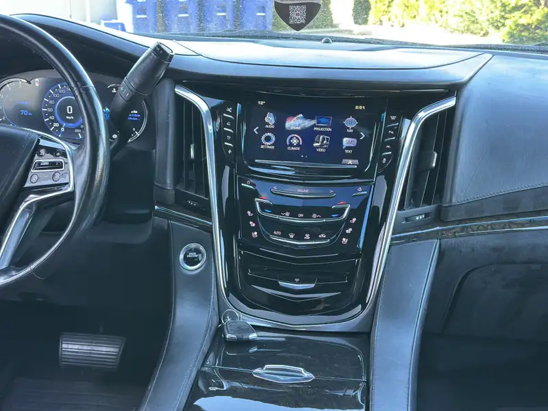 2016 Cadillac Escalade Platinum Automatic, bílá, 220 000 km, dovoz Kanada — foto 9 z 12