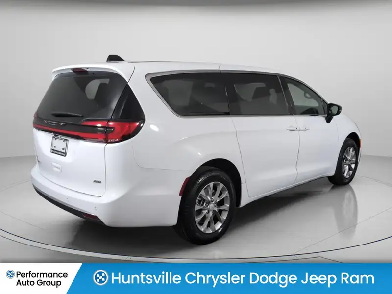2027 Chrysler Pacifica Select AWD, bílá, dovoz Kanada — foto 5 z 12