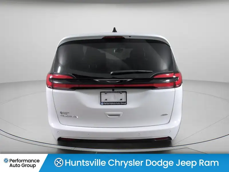 2027 Chrysler Pacifica Select AWD, bílá, dovoz Kanada — foto 6 z 12