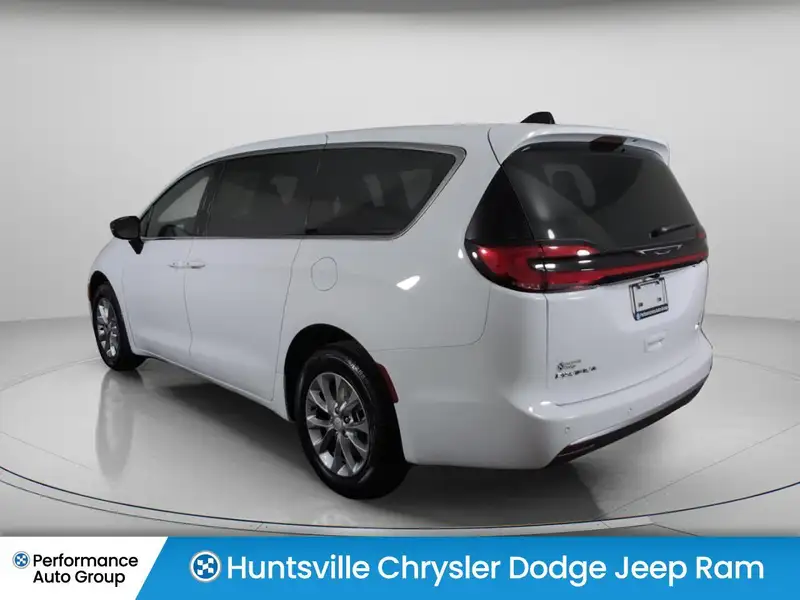2027 Chrysler Pacifica Select AWD, bílá, dovoz Kanada — foto 7 z 12
