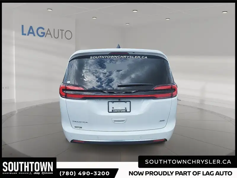 2027 Chrysler Pacifica SELECT AWD, bílá, 0 km, dovoz Kanada — foto 3 z 12