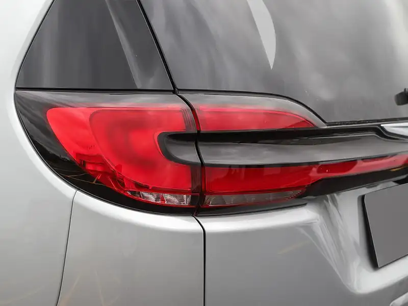 2026 Chrysler Pacifica, stříbrná, 450 km, dovoz Kanada — foto 10 z 10