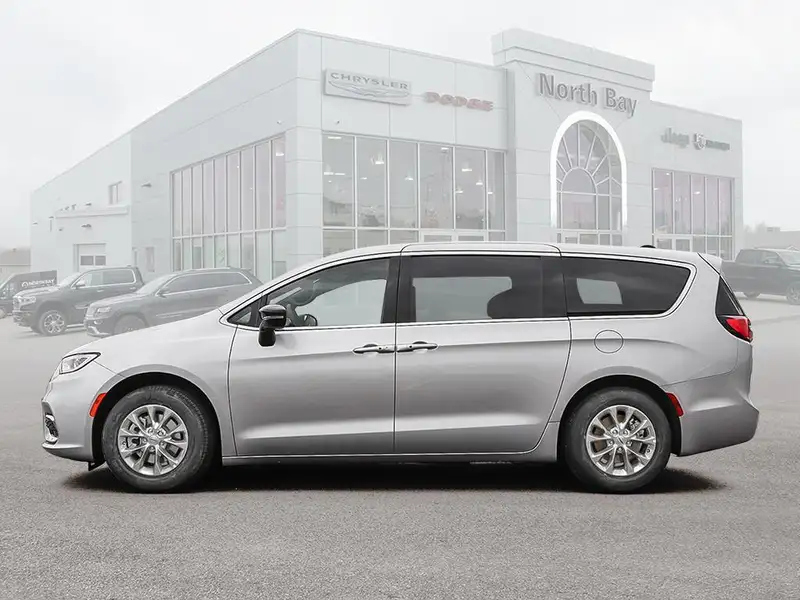 2026 Chrysler Pacifica, stříbrná, 450 km, dovoz Kanada — foto 3 z 10