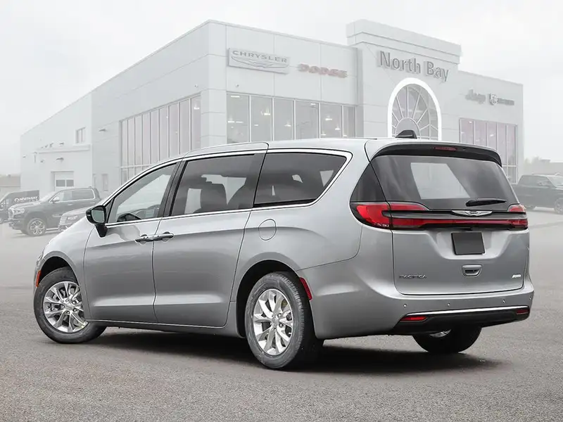 2026 Chrysler Pacifica, stříbrná, 450 km, dovoz Kanada — foto 4 z 10