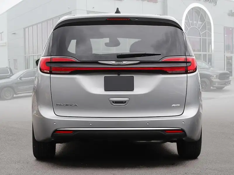 2026 Chrysler Pacifica, stříbrná, 450 km, dovoz Kanada — foto 5 z 10