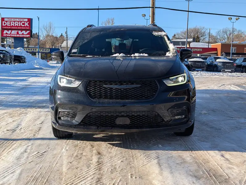 2026 Chrysler Pacifica Select, černá, 14 km, dovoz Kanada — foto 10 z 12
