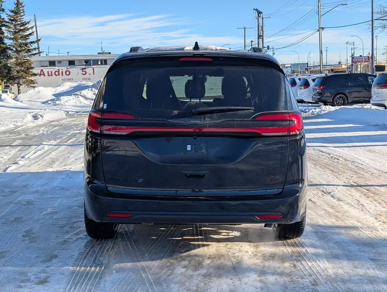 2026 Chrysler Pacifica Select, černá, 14 km, dovoz Kanada — foto 5 z 12