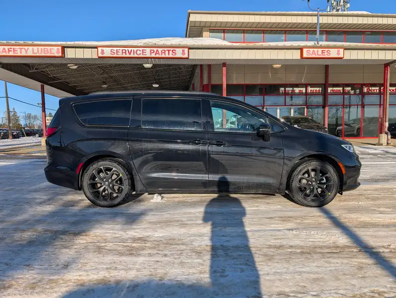 2026 Chrysler Pacifica Select, černá, 14 km, dovoz Kanada — foto 8 z 12