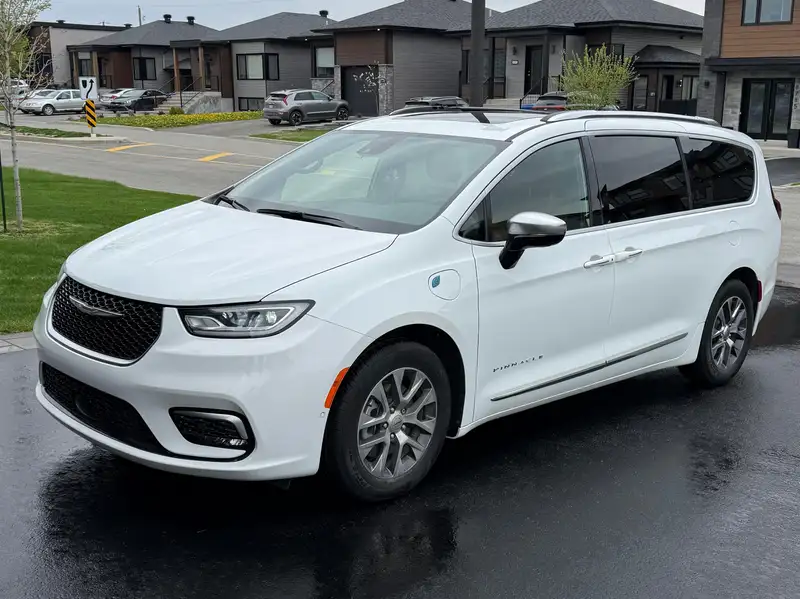 2023 Chrysler Pacifica Pinnacle, bílá, 34 899 km, dovoz Kanada — foto 2 z 12