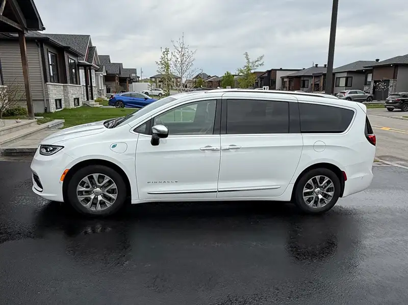 2023 Chrysler Pacifica Pinnacle, bílá, 34 899 km, dovoz Kanada — foto 3 z 12