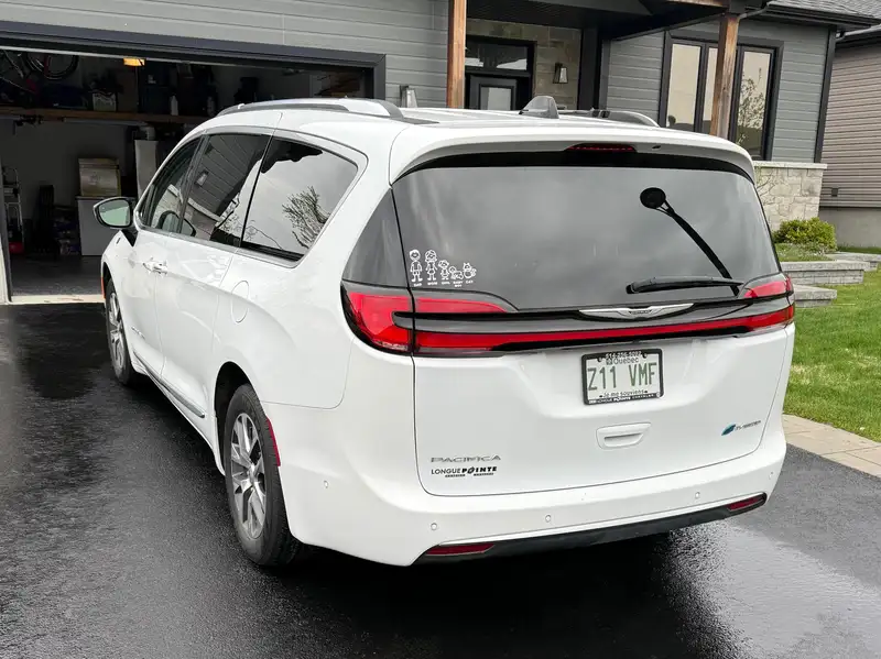 2023 Chrysler Pacifica Pinnacle, bílá, 34 899 km, dovoz Kanada — foto 4 z 12