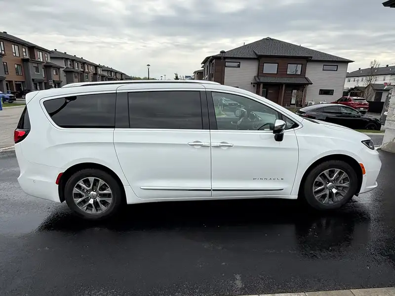 2023 Chrysler Pacifica Pinnacle, bílá, 34 899 km, dovoz Kanada — foto 7 z 12