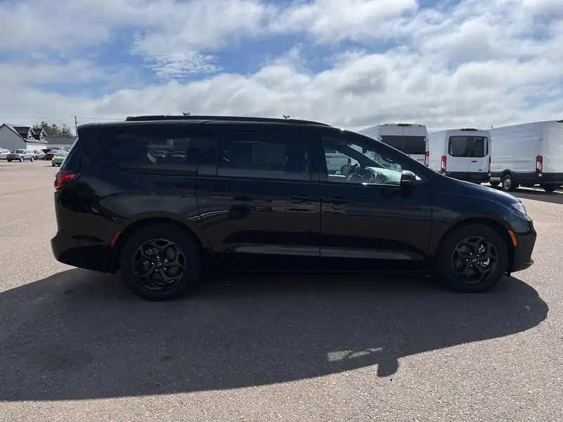 2024 Chrysler Pacifica Select, černá, 10 km, dovoz Kanada — foto 5 z 12