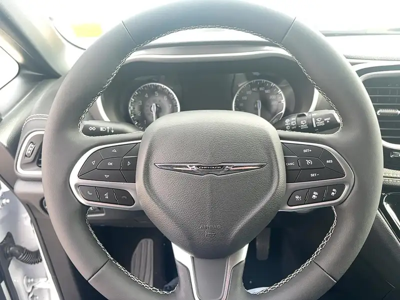 2025 Chrysler Pacifica Select, bílá, 9 km, dovoz Kanada — foto 10 z 12