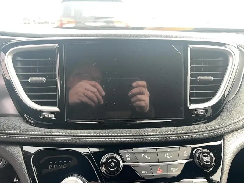 2025 Chrysler Pacifica Select, bílá, 9 km, dovoz Kanada — foto 11 z 12