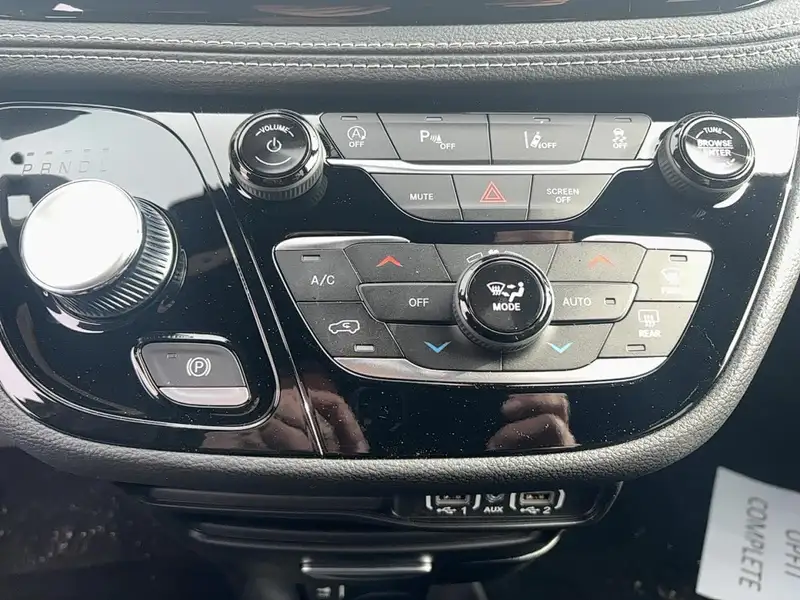 2025 Chrysler Pacifica Select, bílá, 9 km, dovoz Kanada — foto 12 z 12