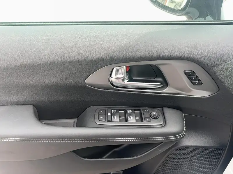 2025 Chrysler Pacifica Select, bílá, 9 km, dovoz Kanada — foto 7 z 12