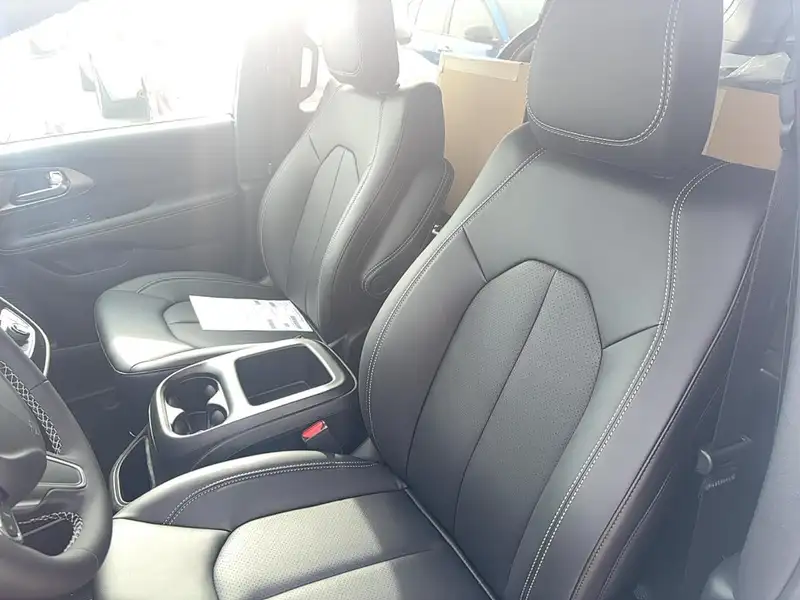 2025 Chrysler Pacifica Select, bílá, 9 km, dovoz Kanada — foto 8 z 12