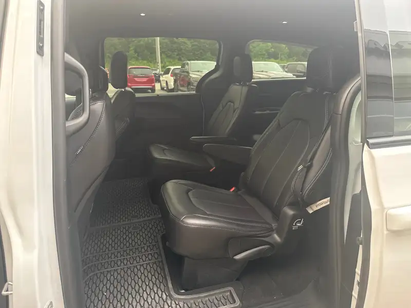 2025 Chrysler Pacifica Select, bílá, 17 562 km, dovoz Kanada — foto 10 z 12