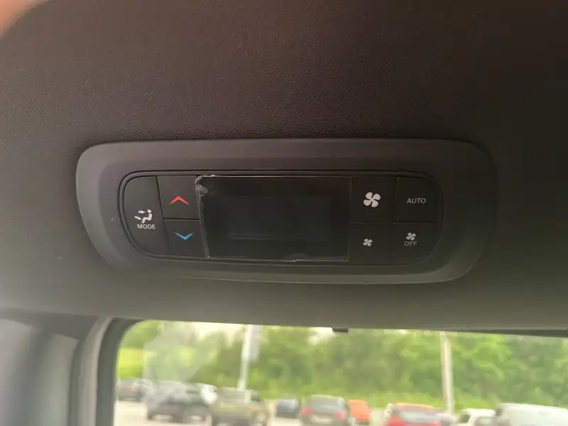 2025 Chrysler Pacifica Select, bílá, 17 562 km, dovoz Kanada — foto 11 z 12