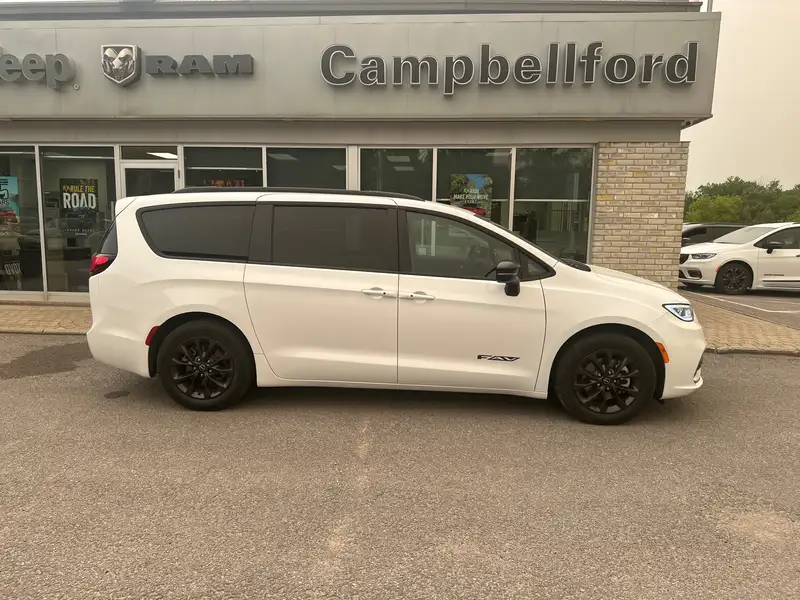 2025 Chrysler Pacifica Select, bílá, 17 562 km, dovoz Kanada — foto 4 z 12