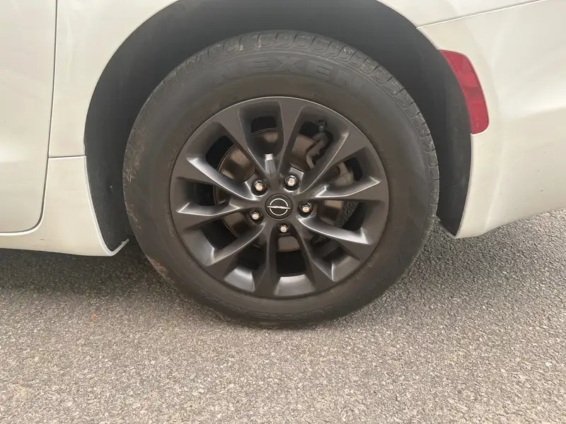2025 Chrysler Pacifica Select, bílá, 17 562 km, dovoz Kanada — foto 8 z 12