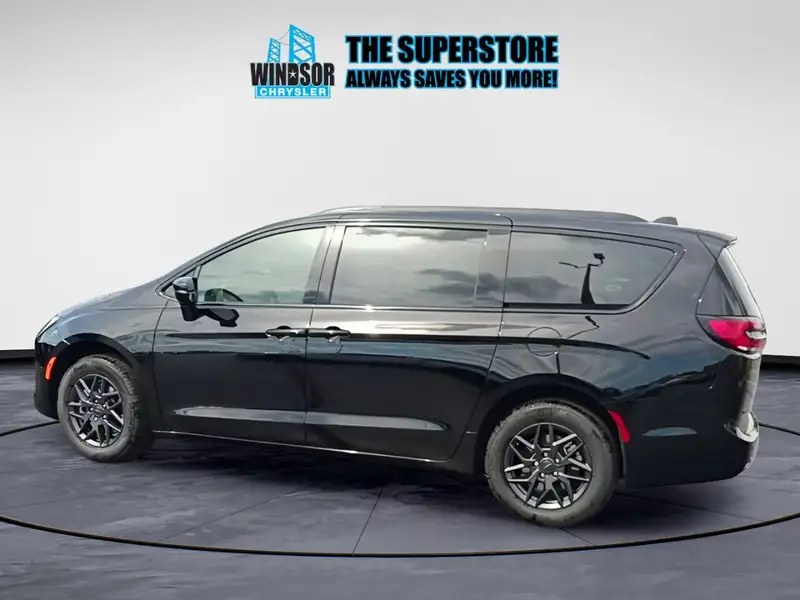 2027 Chrysler Pacifica Select AWD, černá, 7 km, dovoz Kanada — foto 6 z 12