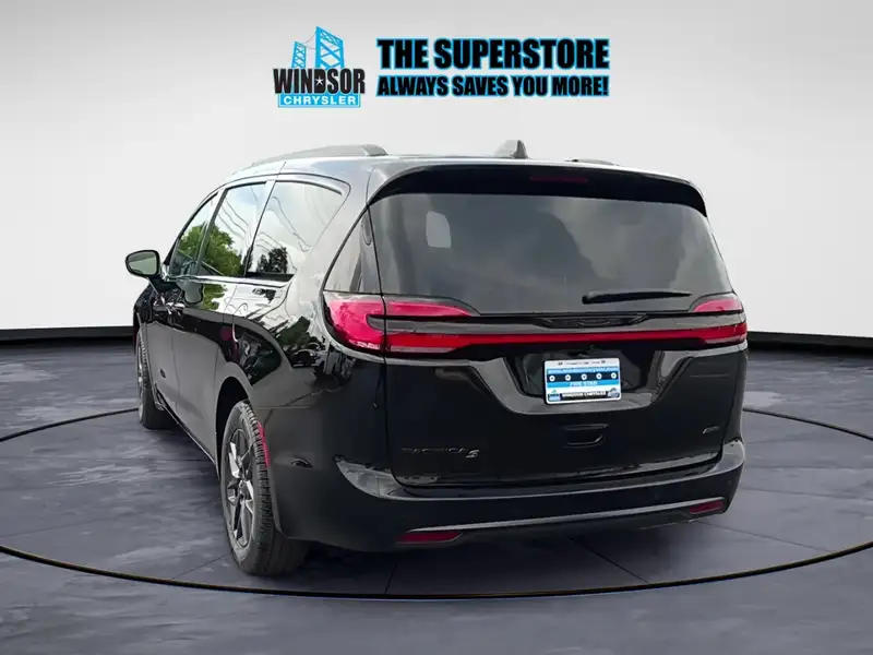 2027 Chrysler Pacifica Select AWD, černá, 7 km, dovoz Kanada — foto 7 z 12