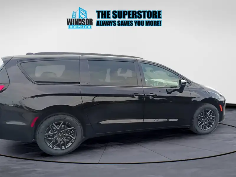 2027 Chrysler Pacifica Select AWD, černá, 7 km, dovoz Kanada — foto 9 z 12