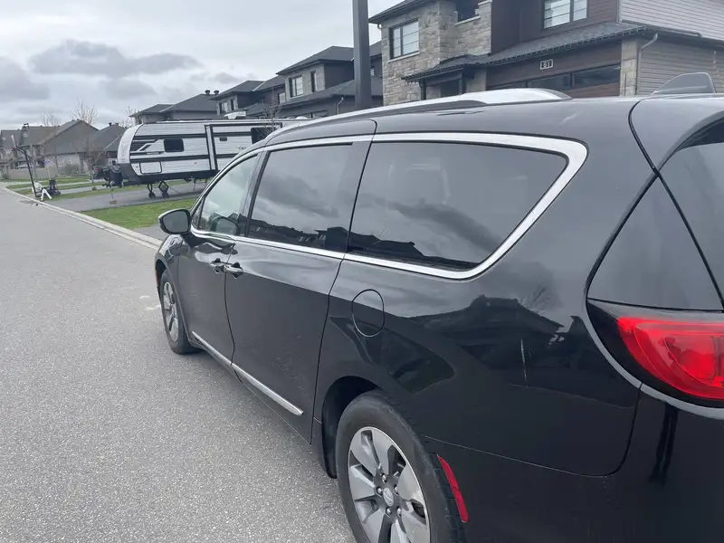 2018 Chrysler Pacifica Limited, černá, 182 000 km, dovoz Kanada — foto 2 z 12