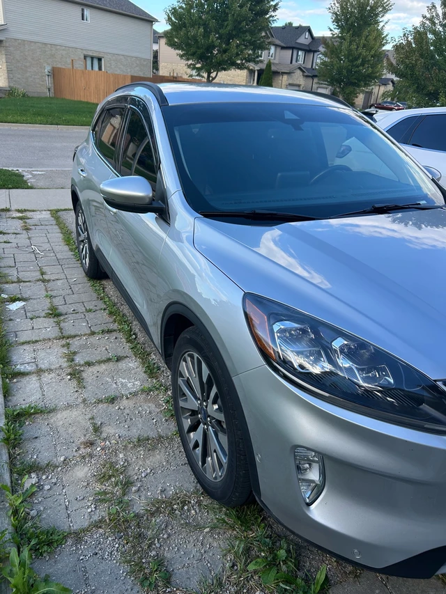 2020 Ford Escape Titanium, stříbrná, 80 500 km, dovoz Kanada — foto 2 z 5