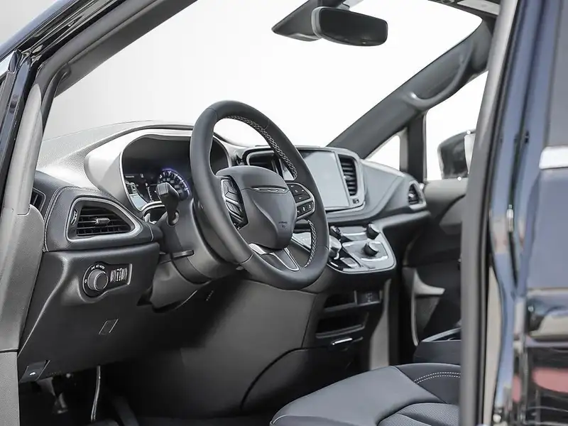 2027 Chrysler Pacifica, černá, dovoz Kanada — foto 12 z 12