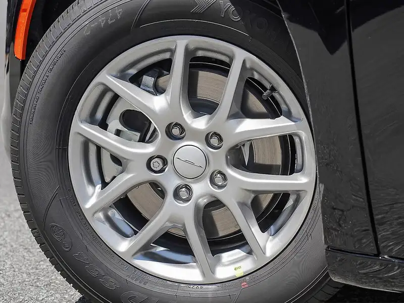 2027 Chrysler Pacifica, černá, dovoz Kanada — foto 8 z 12