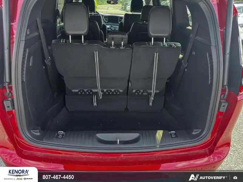 2027 Chrysler Pacifica SELECT, červená, 0 km, dovoz Kanada — foto 12 z 12
