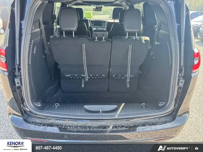 2027 Chrysler Pacifica SELECT, černá, 23 km, dovoz Kanada — foto 12 z 12