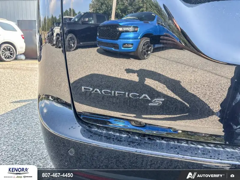 2027 Chrysler Pacifica SELECT, černá, 23 km, dovoz Kanada — foto 9 z 12