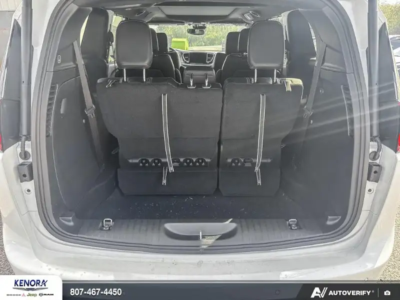 2027 Chrysler Pacifica SELECT, bílá, 23 km, dovoz Kanada — foto 12 z 12