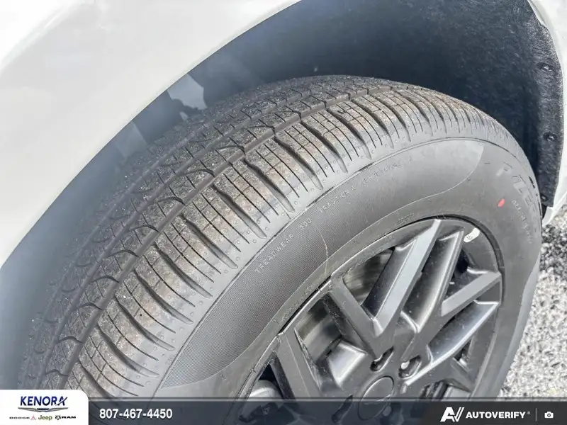2027 Chrysler Pacifica SELECT, bílá, 23 km, dovoz Kanada — foto 7 z 12