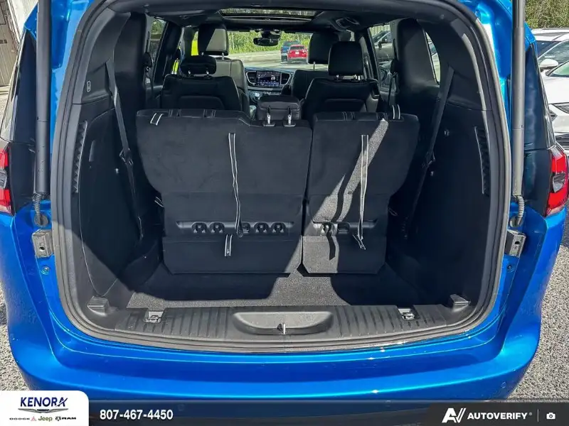 2027 Chrysler Pacifica SELECT, modrá, 0 km, dovoz Kanada — foto 12 z 12